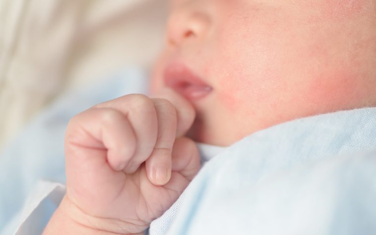 Niemowlę przy karmieniu